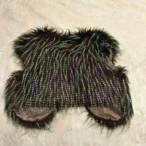 Feathery Faux Fur Vest Fits between a Small and Medium - Picture 2 of 10